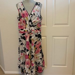 FASHION BUG floral dress size 18 with V neck and lined in black flattering waist